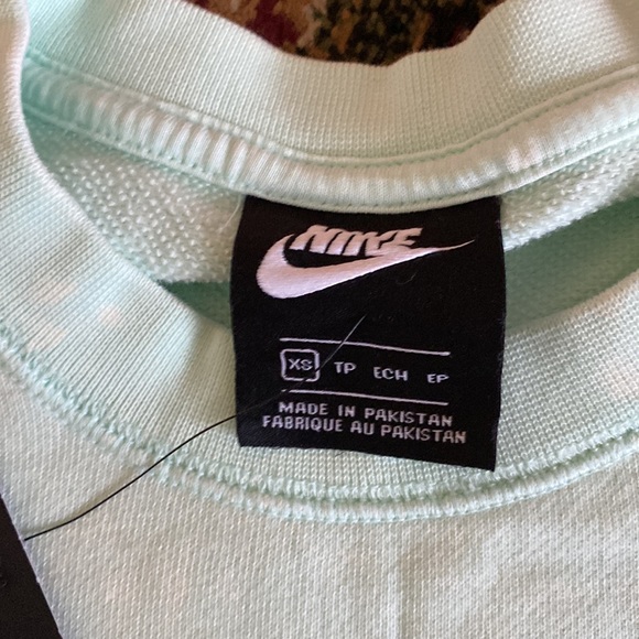 🌻SALE🌻 Nike crop  top - Picture 6 of 11